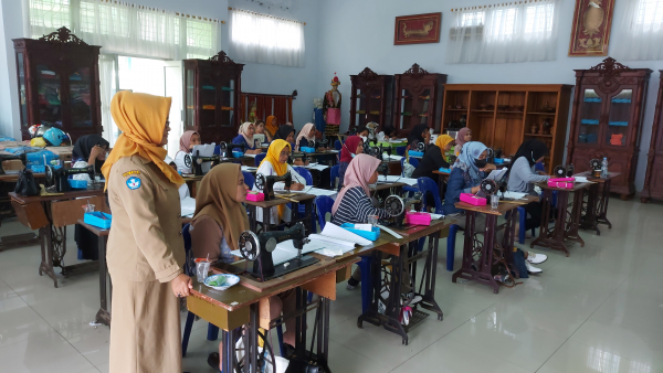 Suasana kegiatan pelatihan Menjahit oleh Dinas tenaga Kerja Kota Baubau (Foto:Bardin)