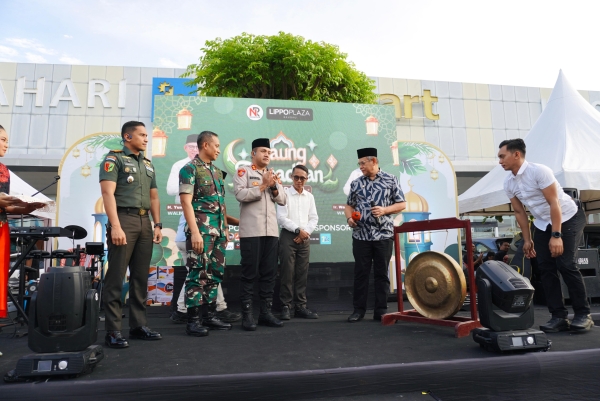 Wali Kota Baubau, H.Yusran Fahim saat membuka kegiatan saung ramadhan di halaman Lippo Plaza Baubau
