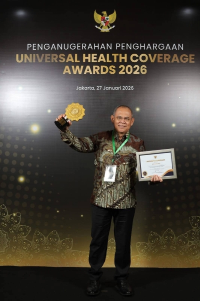 Wali Kota Baubau, Yusran Fahim Terima Penghargaan UHC Award 2026 Kategori Madya