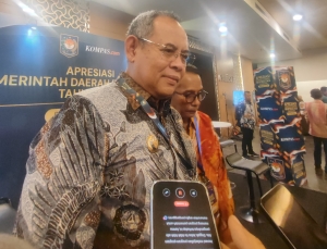 Wali Kota Baubau, H.Yusran Fahim didampingi Sekda,La Ode Darus Salam usai menerima penghargaan