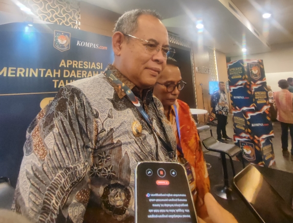 Wali Kota Baubau, H.Yusran Fahim didampingi Sekda,La Ode Darus Salam usai menerima penghargaan