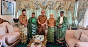 Wali Kota Baubau, H.Yusran Fahim (tengah), Wawali Wa Ode Hamsinah Bolu didampingi Kadis Pariwisata dan Kebudayaan saat menerima perangkat mesjid Keraton di Rujab Baubau