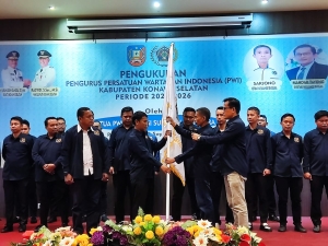 Ketua PWI Sultra, Sarjono saat mengukuhkan PWI Konsel 