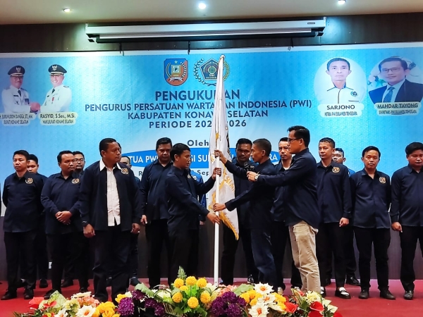 Ketua PWI Sultra, Sarjono saat mengukuhkan PWI Konsel 