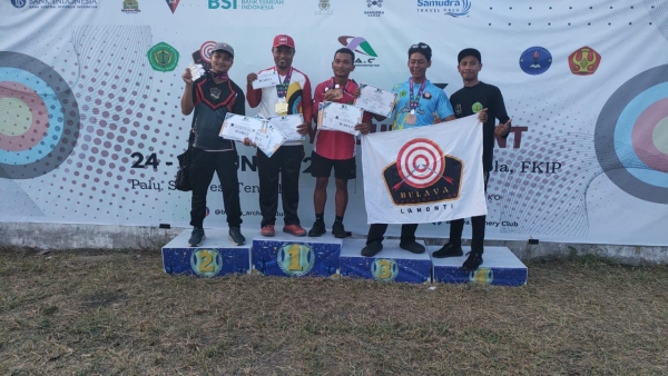 Atlet panahan Baubau saat menerima medali emas dalam kejuaraan Archery Tournament 2025 di Palu Sulawesi Tengah
