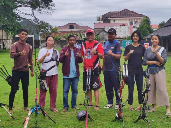 Ketua Perpani Sultra, Sarjono bersama atlet dan ofisila penahan dari Sulawesi Utara