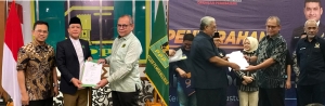 H Yusran Fahim saat menerima B1KWK dari PPP (kiri) dan B1KWK dari Partai Nasdem (kanan)