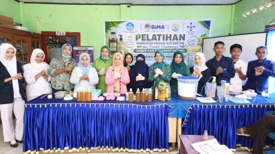 PKM Politeknik Baubau dan PKK Bone-Bone Produksi Sabun Cair dan Batang Berbahan Eco Enzim Ramah Lingkungan