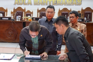 Ketua DPRD Sultra, Abdurahman Shaleh saat menandatangani  dokumen Perubahan KUA PPAS Tahun 2023 didampingi Wakil Ketua, Herry Asiku dan Nursalam Lada