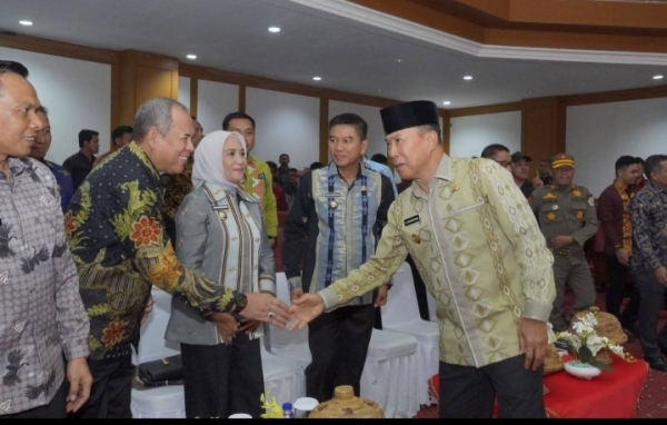 Wali Kota Baubau, H.Yusran Fahim dan Wawali, Wa Ode Hamsinah Bolu saat disalami Gubernur Sultra, Andi Sumangerukka saat mengikuti rakor anti korupsi. foto Ist