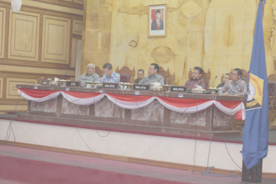 Gubernur Sultra, Ali Mazi dan Ketua DPRD Sultra, H Abdurrahman Saleh didampingi wakil ketua saat rapat bersama Pemrov Sultra   Foto : IST