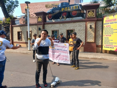 Massa aksi DPD Lipan Sultra saat orasi di Mabes polri   Foto : Ist