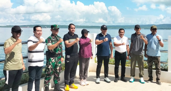 Wali Kota Baubau, H. Yusran Fahim foto bersama Forkopimda usai rapat koordinasi   Foto : Ist