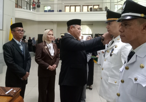Wali Kota Baubau, H.Yusran Fahim saat melantik pejabatnya