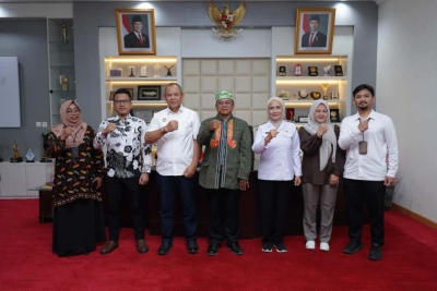 Mas Wapres Kucurkan Bantuan Rp 100 Juta Untuk Kelompok Pengrajin Tenun Sulaa Kota Baubau