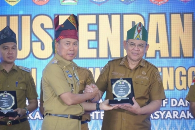 Wali Kota Baubau Terima Penghargaan Terbaik Ketiga Percepatan Penurunan Stunting
