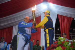 Gubernur Sultra, Ali Mazi saat menerima api Porprov ke-14 di Kabupaten Buton dan Kota Baubau