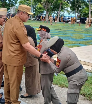 Wali Kota Baubau, H.Yusran Fahim saat menyalami ASN usai pimpin apel gabungan  Foto Ist