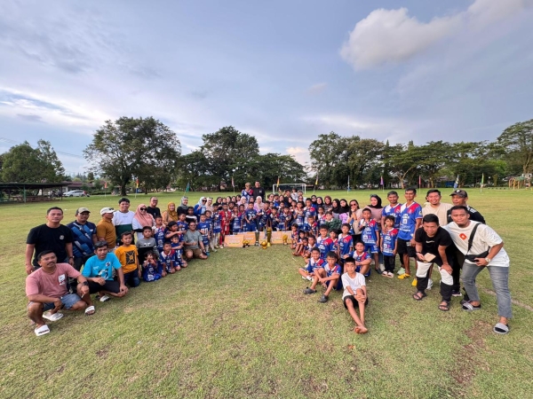 Tim CISC Kendari juara satu turnamen sepak bola usia dini se-Sultra kategori U12 di Pomalaa, Kabupaten Kolaka