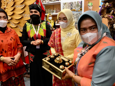 Ketua Dekranas Kota Baubau Wa Ode Nursanti Monianse Menyerahkan &#039;Toba Kuningan&#039; Hasil Buatan Pengrajin Kota Baubau pada kegiatan Pameran Kriya Nusa Dekranas Tahun 2022 di Jakarta Convention Centre 