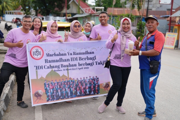 Ketua IDI Baubau dr. Sulyanti Rahman, Sp.M Bersama pengurus saat pembagian Takjil di Kota Baubau di Momen Ramadhan 1444 H