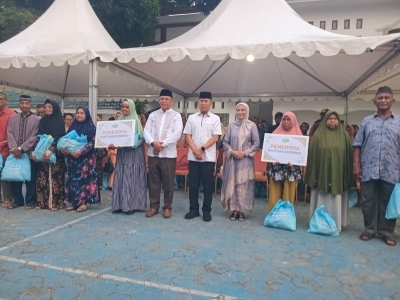 Safari Ramadhan di Baubau, Gubernur Sultra Bagikan Bantuan
