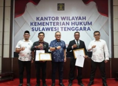 Kelurahan Bone-Bone dan Sulaa Dapat Penghargaan Piagam Binaan Sadar Hukum dari Kemenkum