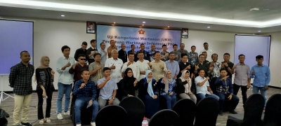 Peserta UKW bersama penguji usai pembukaan