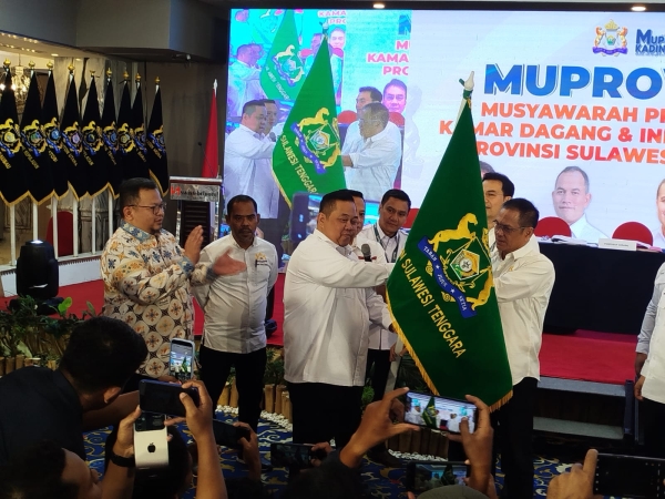 Ketua Umum Kadin Sultra periode 2026-2031,Anton Timbang saat menerima bendera pataka usai terpilih secara aklamasi 