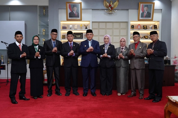 Wali Kota Baubau, H. Yusran Fahim foto bersama usai melantik Direktur Perumda Air Minum Tirta Semerbak Molagina serta jajaran pimpinan BAZNAS 