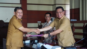 Sekretaris Dewan Laode Mustari kemudian menyerahkan rencana kerja DPRD kepada Herry Asiku sebagai pimpinan sidang