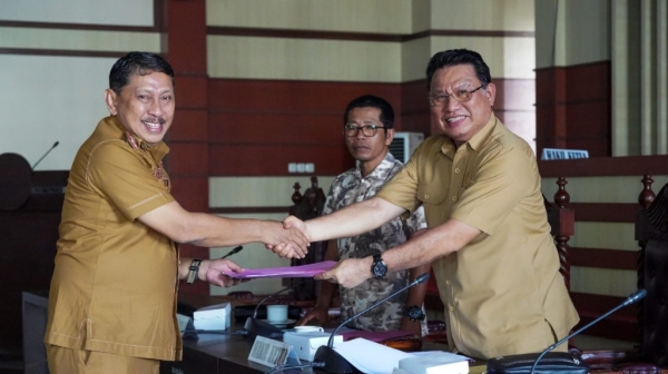 Sekretaris Dewan Laode Mustari kemudian menyerahkan rencana kerja DPRD kepada Herry Asiku sebagai pimpinan sidang