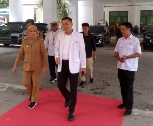 Wawali Baubau, Wa Ode Hamsinah Bolu bersma Ketua PMI Baubau, Yusman Fahim saat memasuki ruang pelantikan pengurus Markas PMI Baubau